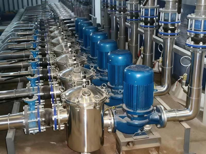 ¿Por qué se debe cerrar la válvula al poner en marcha una bomba centrífuga?